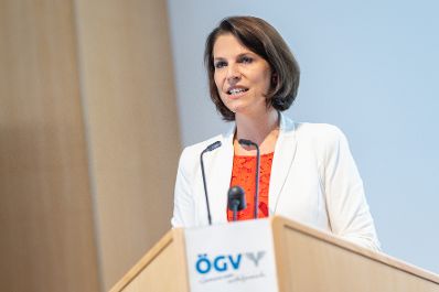 Am 15. September 2021 hielt Bundesministerin Karoline Edtstadler (im Bild) eine Keynote am ÖGV Verbandstag.