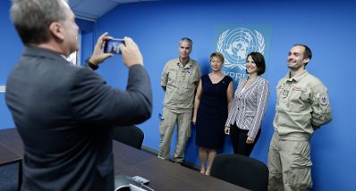 Am 16. September 2021 reiste Bundesministerin Karoline Edtstadler (2.v.r.) zu einem Arbeitsbesuch nach Zypern. Im Bild beim Zusammentreffen mit bei UNFICYP arbeitenden ÖsterreicherInnen.