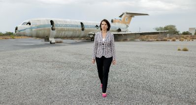 Am 16. September 2021 reiste Bundesministerin Karoline Edtstadler (im Bild) zu einem Arbeitsbesuch nach Zypern. Im Bild beim Zusammentreffen mit bei UNFICYP arbeitenden ÖsterreicherInnen.