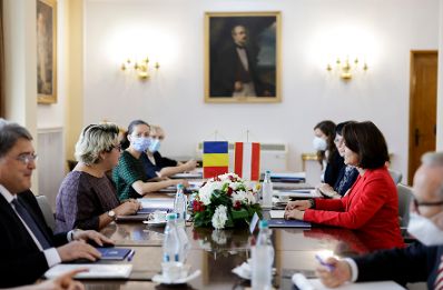 Am 17. September 2021 reiste Bundesministerin Karoline Edtstadler (r.) zu einem Arbeitsbesuch nach Bukarest. Im Bild mit Iulia Matei, rumänische Staatssekretärin für Europäische Angelegenheiten (l.).