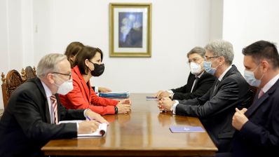 Am 17. September 2021 reiste Bundesministerin Karoline Edtstadler (2.v.l.) zu einem Arbeitsbesuch nach Bukarest. Im Bild mit Leonard Orban, Berater des Präsidenten für Europäische Angelegenheiten (2.v.r.).