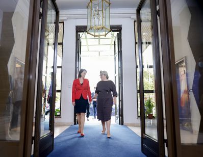 Am 17. September 2021 reiste Bundesministerin Karoline Edtstadler (l.) zu einem Arbeitsbesuch nach Bukarest. Im Bild mit Iulia Matei, rumänische Staatssekretärin für Europäische Angelegenheiten (r.).
