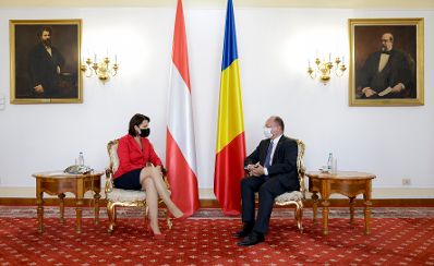 Am 17. September 2021 reiste Bundesministerin Karoline Edtstadler (l.) zu einem Arbeitsbesuch nach Bukarest. Im Bild mit Bogdan Aurescu, rumänischer Außenminister (r.).