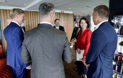 Am 17. September 2021 reiste Bundesministerin Karoline Edtstadler (2.v.r) zu einem Arbeitsbesuch nach Bukarest. Im Bild beim treffen mit Vertretern der Österreichischen Wirtschaft in Rumänien.