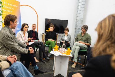 Am 29. September 2021 lud Bundesministerin Karoline Edtstadler (l.) zum Zukunftslabor im Rahmen der Vienna Design Week und besuchte diese anschließend.