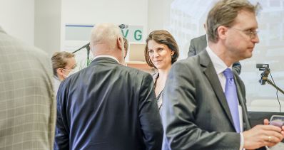 Am 01. Oktober 2021 hielt Bundesministerin Karoline Edtstadler (m.) die Eröffnungsworte bei der Österreichischen Verwaltungswissenschaftlichen Gesellschaft in der Sigmund-Freud-Universität.