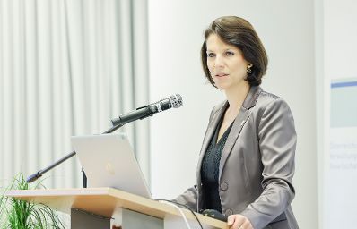 Am 01. Oktober 2021 hielt Bundesministerin Karoline Edtstadler (im Bild) die Eröffnungsworte bei der Österreichischen Verwaltungswissenschaftlichen Gesellschaft in der Sigmund-Freud-Universität.