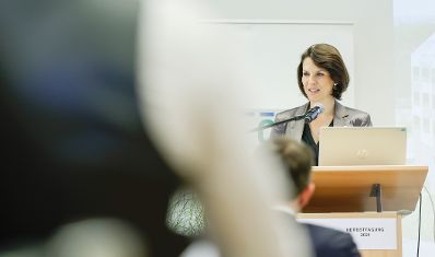 Am 01. Oktober 2021 hielt Bundesministerin Karoline Edtstadler (r.) die Eröffnungsworte bei der Österreichischen Verwaltungswissenschaftlichen Gesellschaft in der Sigmund-Freud-Universität.
