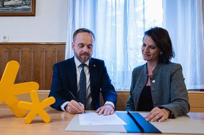 Am 5. Oktober 2021 reiste Bundesministerin Karoline Edtstadler (r.) zu einem Arbeitsbesuch nach Bayern. Im Bild mit dem tschechischen Außenminister Jakub Kulhánek (l.) beim Unterzeichnung der Alpbach-Deklaration.