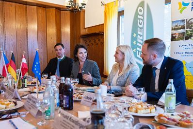 Am 5. Oktober 2021 reiste Bundesministerin Karoline Edtstadler (m.l.) zu einem Arbeitsbesuch nach Bayern. Im Bild mit der Bayerische Staatsministerin für Europaangelegenheiten und Internationales Melanie Huml (m.r.) und dem tschechischen Außenminister Jakub Kulhánek (r.) beim Austausch mit den Regionen.