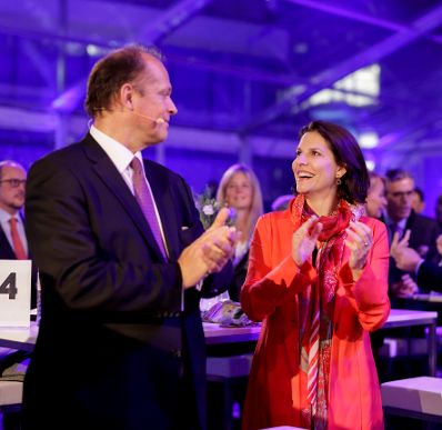 Am 6. Oktober 2021 nahm Bundesministerin Karoline Edtstadler (r.) an der Eröffnung einer biopharmazeutischen Produktionsanlage von Boehringer Ingelheim in Wien teil. Im Bild mit Generaldirektor Philipp von Lattorff (l.).