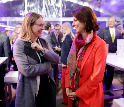 Am 6. Oktober 2021 nahm Bundesministerin Karoline Edtstadler (r.) an der Eröffnung einer biopharmazeutischen Produktionsanlage von Boehringer Ingelheim in Wien teil. Im Bild mit Bundesministerin Margarete Schramböck (l.).