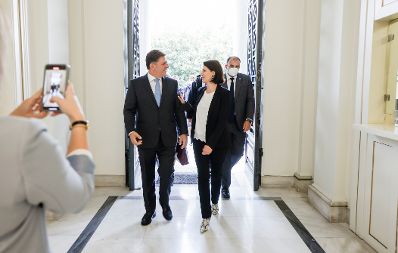 Am 8. Oktober 2021 reiste Bundesministerin Karoline Edtstadler (r.) zu einem Arbeitsbesuch nach Athen. Im Bild mit dem stellvertretenden Außenminister der Hellenischen Republik, Miltiadis Varvitsiotis (l.).