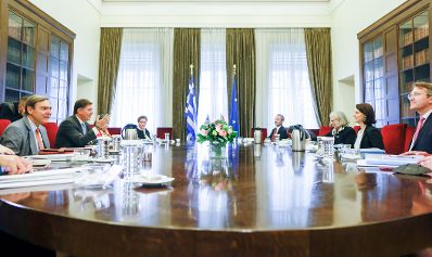Am 8. Oktober 2021 reiste Bundesministerin Karoline Edtstadler (2.v.r.) zu einem Arbeitsbesuch nach Athen. Im Bild mit dem stellvertretenden Außenminister der Hellenischen Republik, Miltiadis Varvitsiotis (2.v.l.).