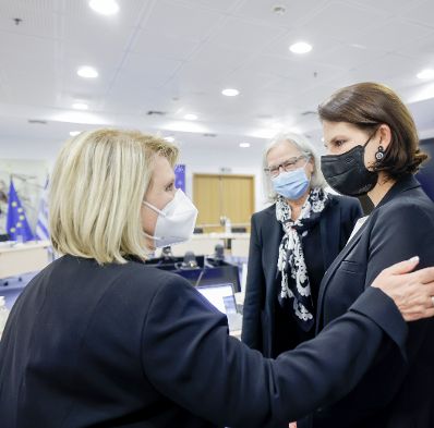 Am 8. Oktober 2021 reiste Bundesministerin Karoline Edtstadler (r.) zu einem Arbeitsbesuch nach Athen. Im Bild mit der Vizeministerin für Migration, zuständig für Integration, Sofia Voultepsi (l.).