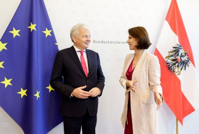Am 11. Oktober 2021 empfing Bundesministerin Karoline Edtstadler (r.) den EU-Kommissar für Justiz Didier Reynders (l.) zu einem Gespräch.