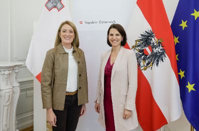Am 11. Oktober 2021 empfing Bundesministerin Karoline Edtstadler (r.) die maltesische Politikerin Roberta Metsola (l.) zu einem Gespräch.
