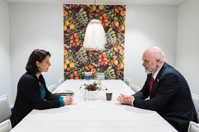 Am 13. Oktober 2021 reiste Bundesministerin Karoline Edtstadler (l.) zu einem Arbeitsbesuch nach Malmö. Im Bild beim bilateralen Gespräch mit dem albanischen Premierminister Edi Rama (r.).