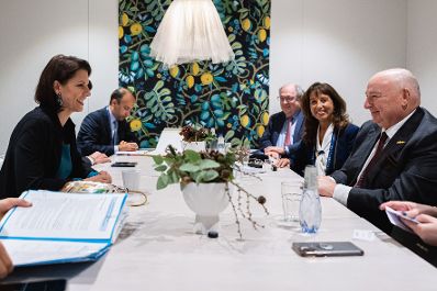 Am 13. Oktober 2021 reiste Bundesministerin Karoline Edtstadler (l.) zu einem Arbeitsbesuch nach Malmö. Im Bild beim bilateralen Gespräch mit Mosche Kantor, Präsident des European Jewish Congress (r.).
