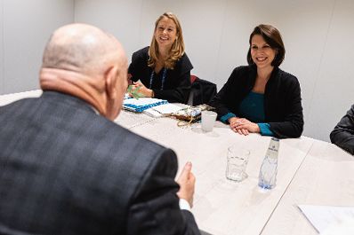 Am 13. Oktober 2021 reiste Bundesministerin Karoline Edtstadler (r.) zu einem Arbeitsbesuch nach Malmö. Im Bild beim bilateralen Gespräch mit Mosche Kantor, Präsident des European Jewish Congress (l.).