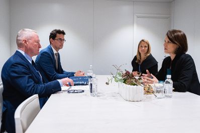 Am 13. Oktober 2021 reiste Bundesministerin Karoline Edtstadler (r.) zu einem Arbeitsbesuch nach Malmö. Im Bild beim bilateralen Gespräch mit Michael O'Flaherty, Direktor der Agentur der Europäischen Union für Grundrechte (l.).