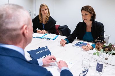 Am 13. Oktober 2021 reiste Bundesministerin Karoline Edtstadler (r.) zu einem Arbeitsbesuch nach Malmö. Im Bild beim bilateralen Gespräch mit Michael O'Flaherty, Direktor der Agentur der Europäischen Union für Grundrechte (l.).