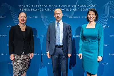 Am 13. Oktober 2021 reiste Bundesministerin Karoline Edtstadler (r.) zu einem Arbeitsbesuch nach Malmö. Im Bild beim internationalen Forum des Holocaust Gedenkens und Kampf gegen Antisemitismus in Malmö.