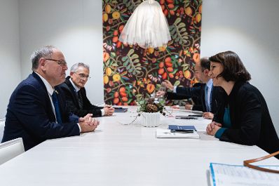 Am 13. Oktober 2021 reiste Bundesministerin Karoline Edtstadler (r.) zu einem Arbeitsbesuch nach Malmö. Im Bild mit dem Vorsitzenden von Yad Vashem, Dani Daya (l.).