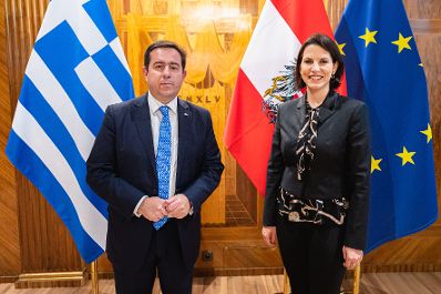 Am 18. Oktober 2021 empfing Bundesministerin Karoline Edtstadler (r.) den Minister für Migration und Asyl der Hellenischen Republik, Notis Mitarachi (l.), zu einem Arbeitsgespräch im Bundeskanzleramt.