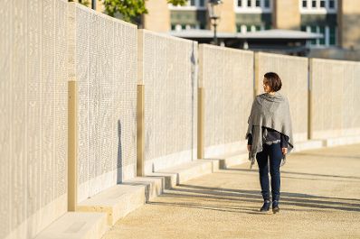 Am 20. Oktober 2021 besuchte Bundesministerin Karoline Edtstadler die Shoah Namensmauern Gedenkstätte.