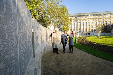 Am 20. Oktober 2021 besuchte Bundesministerin Karoline Edtstadler (m.) die Shoah Namensmauern Gedenkstätte. Im Bild mit Hannah Lessing (r.), Generalsekretärin des Nationalfonds der Republik Österreich.