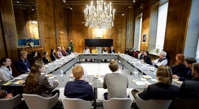 Am 26. Oktober 2021 empfing Bundesministerin Karoline Edtstadler eine Gruppe von Schülerinnen und Schülern der Diplomatischen Akademie zu einem Gespräch.