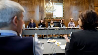 Am 26. Oktober 2021 empfing Bundesministerin Karoline Edtstadler eine Gruppe von Schülerinnen und Schülern der Diplomatischen Akademie zu einem Gespräch.