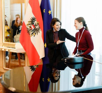 Am 26. Oktober 2021 empfing Bundesministerin Karoline Edtstadler (l.) eine Gruppe von Schülerinnen und Schülern der Diplomatischen Akademie zu einem Gespräch.