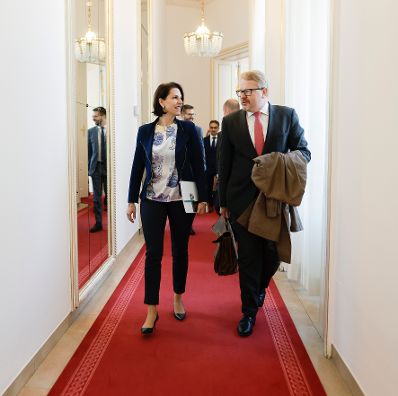 Am 27. Oktober 2021 traf Bundesministerin Karoline Edtstadler (l.) den Antiterrorkoordinator der EU, Ilkka Salmi (r.), zu einem Arbeitsgespräch.
