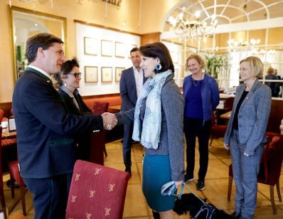 Am 10. September 2021 besuchte Bundesministerin Karoline Edtstadler (m.) im Rahmen ihres Bundesländertags in Oberösterreich die Europäische Kulturhauptstadt Bad Ischl.