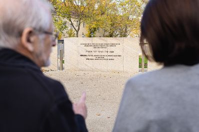 Am 09. November 2021 besuchte Bundesministerin Karoline Edtstadler (r.) gemeinsam mit Kurt Tutter (l.) die Shoah Namensmauern Gedenkstätte.