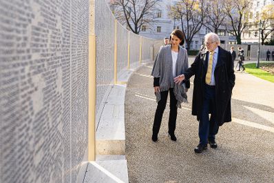 Am 09. November 2021 besuchte Bundesministerin Karoline Edtstadler (l.) gemeinsam mit Kurt Tutter (r.) die Shoah Namensmauern Gedenkstätte.