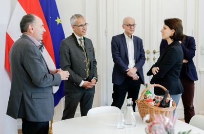 Am 10. November 2021 empfing Bundesministerin Karoline Edtstadler den Bundesobstbauernverband zu einem Gespräch.