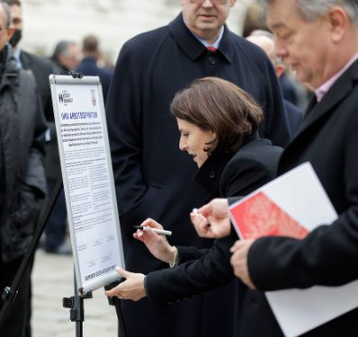 Am 11. November 2021 nahm Bundesministerin Karoline Edtstadler (m.) an der IHRA ceremony am Judenplatz teil. Im Bild mit dem Vizekanzler Werner Kogler (r.).