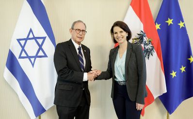 Am 11. November 2021 empfing Bundesministerin Karoline Edtstadler (r.) den israelischen Minister für Diaspora-Angelegenheiten Nachman Shai (l.) zu einem Gespräch.