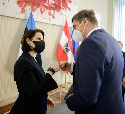 Am 17. November 2021 empfing Bundesminister Karoline Edtstadler (l.) den estnischen Staatssekretär für europäische Angelegenheiten, Märt Volmer (r.) zu einem Gespräch.
