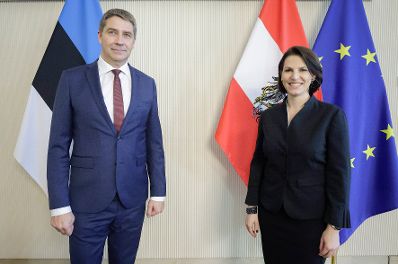 Am 17. November 2021 empfing Bundesminister Karoline Edtstadler (r.) den estnischen Staatssekretär für europäische Angelegenheiten, Märt Volmer (l.) zu einem Gespräch.