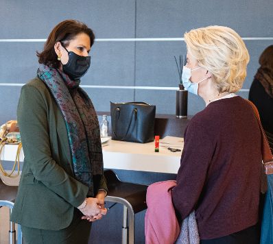 Am 18. November 2021 reiste Bundesministerin Karoline Edtstadler (l.) zu einem Arbeitsbesuch nach Brüssel. Im Bild mit der Präsidentin der Europäischen Kommission Ursula von der Leyen (r.).