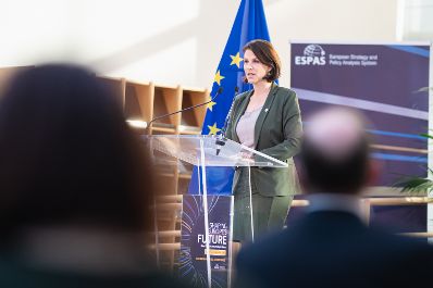 Am 18. November 2021 reiste Bundesministerin Karoline Edtstadler (m.) zu einem Arbeitsbesuch nach Brüssel. Im Bild bei der ESPAS Jahreskonferenz.