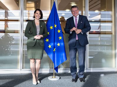 Am 18. November 2021 reiste Bundesministerin Karoline Edtstadler (l.) zu einem Arbeitsbesuch nach Brüssel. Im Bild mit dem Vizepräsidenten Maroš Šefčovič (r.).