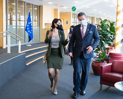 Am 18. November 2021 reiste Bundesministerin Karoline Edtstadler (l.) zu einem Arbeitsbesuch nach Brüssel. Im Bild mit dem Vizepräsidenten Maroš Šefčovič (r.).