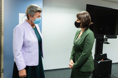 Am 18. November 2021 reiste Bundesministerin Karoline Edtstadler (r.) zu einem Arbeitsbesuch nach Brüssel. Im Bild mit der EU-Kommissarin Ylva Johansson (l.).