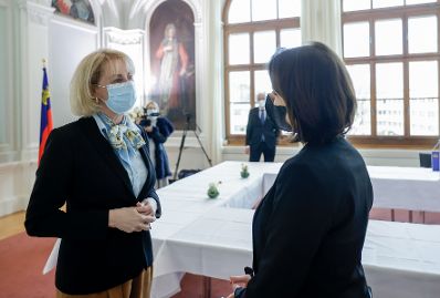 Am 29. November 2021 reiste Bundesministerin Karoline Edtstadler (r.) zu einem Arbeitsbesuch nach Vaduz. Im Bild mit der liechtensteiner Justizministerin Graziella Marok-Wachter (l.).