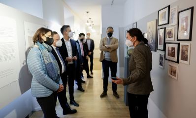 Am 11. Jänner 2022 besuchte Bundesministerin Karoline Edtstadler (l.) im Rahmen ihres Bundesländertags in der Steiermark die Ausstellung "Bertl & Adele" im Museum für Geschichte.